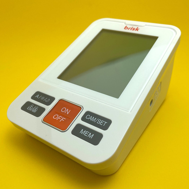 فشارسنج بازویی دیجیتال بریسک مدل PG-800B22 با نمایشگر LCD و حافظه 2 کاربره 60 تستی، اندازهگیری فشار خون و ضربان قلب با دقت ±3 میلیمتر جیوه، اعلان صوتی به زبان فارسی و انگلیسی، تشخیص آریتمی و منبع انرژی باتری قلمی و برق