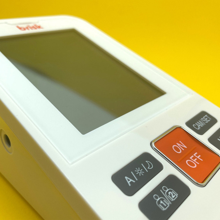 فشارسنج بازویی دیجیتال بریسک مدل PG-800B22 با نمایشگر LCD و حافظه 2 کاربره 60 تستی، اندازهگیری فشار خون و ضربان قلب با دقت ±3 میلیمتر جیوه، اعلان صوتی به زبان فارسی و انگلیسی، تشخیص آریتمی و منبع انرژی باتری قلمی و برق