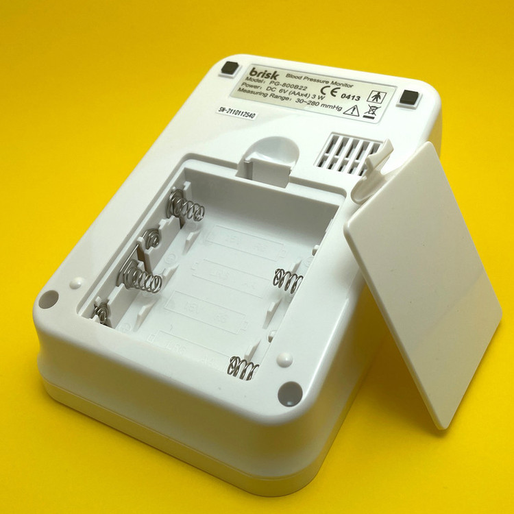 فشارسنج بازویی دیجیتال بریسک مدل PG-800B22 با نمایشگر LCD و حافظه 2 کاربره 60 تستی، اندازهگیری فشار خون و ضربان قلب با دقت ±3 میلیمتر جیوه، اعلان صوتی به زبان فارسی و انگلیسی، تشخیص آریتمی و منبع انرژی باتری قلمی و برق