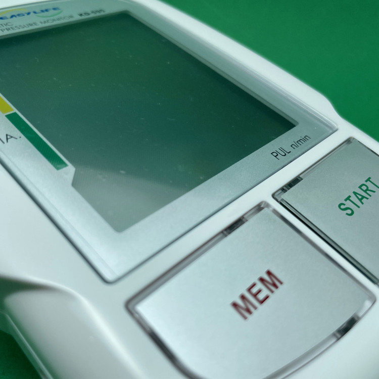 فشارسنج بازویی دیجیتال ایزی لایف مدل KD-595 با قابلیت اندازهگیری فشار خون و ضربان قلب همزمان، سیستم سخنگوی فارسی و انگلیسی، حافظه 60 رکورد، تشخیص آریتمی و منبع تغذیه باتری و برق، مناسب بازو 22 تا 42 سانتیمتر
